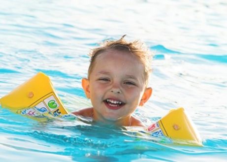 Dolle waterpret in het zwembad Tropikat